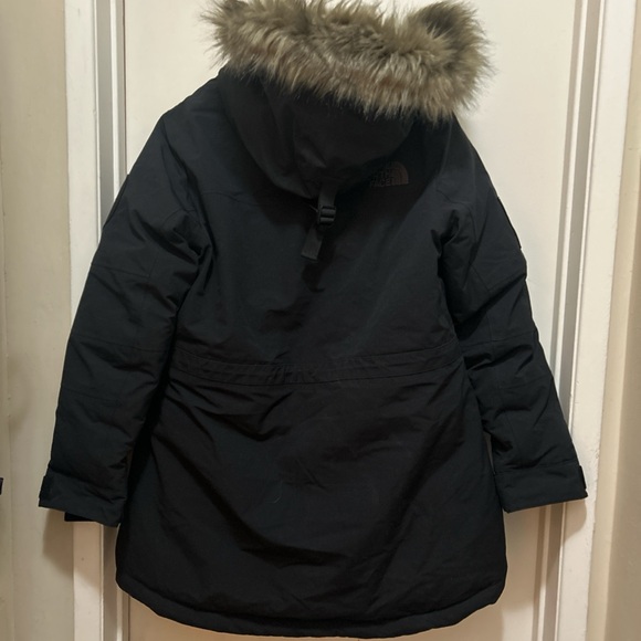 The North Face Women's Expedition Mcmurdo 700-Down Warm Parka Jacket in black. - Picture 2 of 9